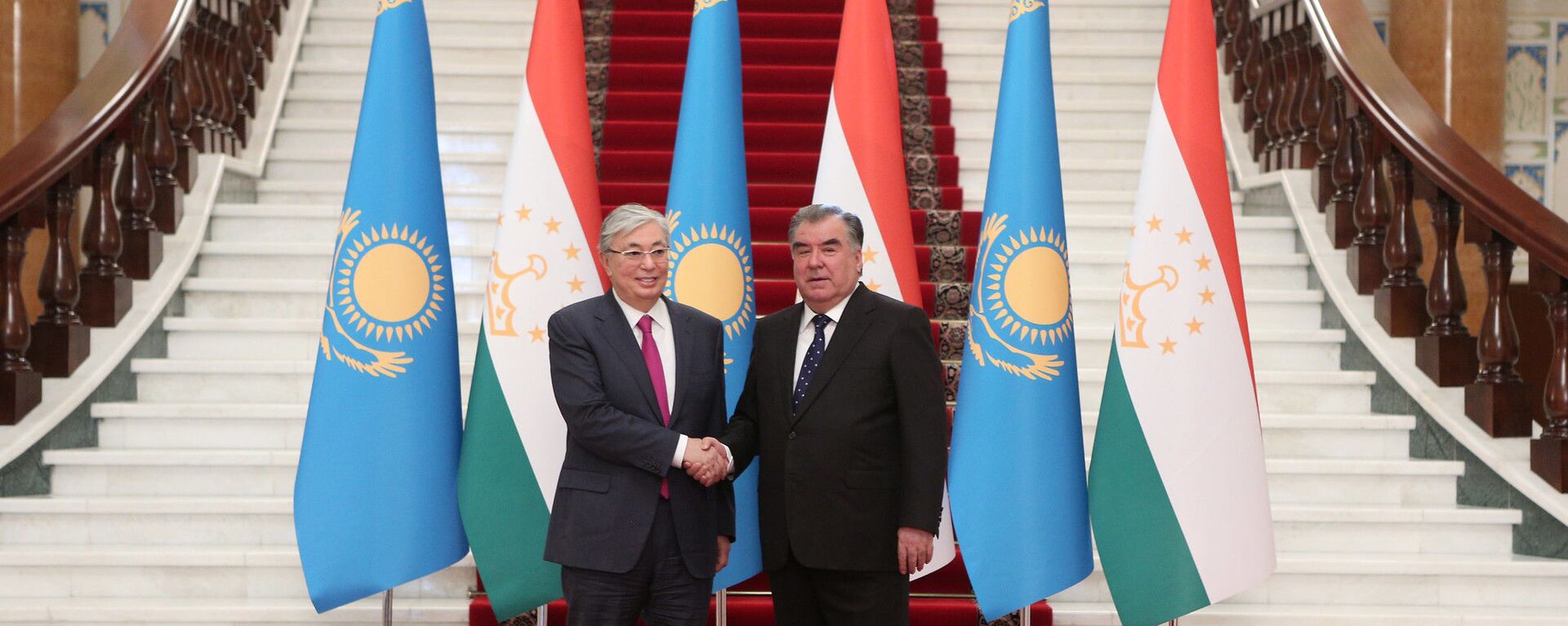 Президент Казахстана Касым-Жомарт Токаев (слева) и президент Таджикистана Эмомали Рахмон - Sputnik Тоҷикистон, 1920, 03.05.2021