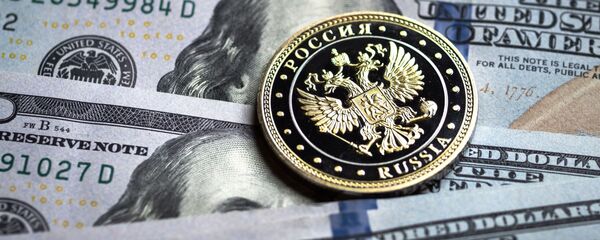 Купюры американских долларов и монета с гербом Российской Федерации - Sputnik Таджикистан