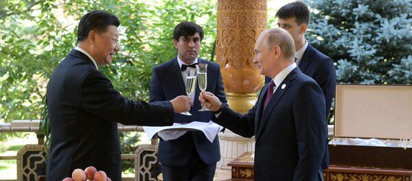 Президент РФ Владимир Путин и председатель КНР Си Цзиньпин (слева) во время встречи в резиденции китайского лидера в Душанбе Президент РФ Владимир Путин и председатель КНР Си Цзиньпин (слева) во время встречи в резиденции китайского лидера в Душанбе - Sputnik Тоҷикистон