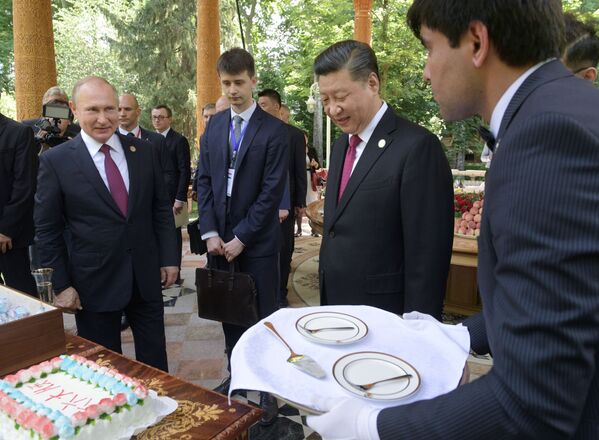 Президент РФ Владимир Путин и председатель КНР Си Цзиньпин (второй справа) во время встречи в резиденции китайского лидера в Душанбе - Sputnik Таджикистан