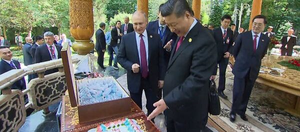 Российское мороженое, ваза и торт: Путин поздравил Си Цзиньпина c днём рождения - Sputnik Тоҷикистон