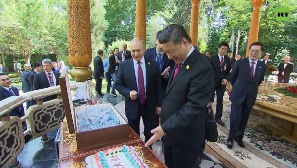 Российское мороженое, ваза и торт: Путин поздравил Си Цзиньпина c днём рождения - Sputnik Таджикистан