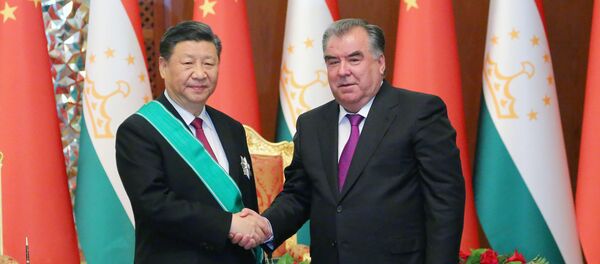 Рахмон наградил Си Цзиньпина - Sputnik Таджикистан
