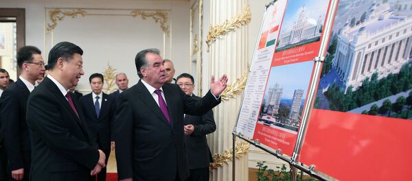 Эмомалӣ Раҳмон, раисиҷумҳури Тоҷикистон ва Си Ҷинпин, раисиҷумҳури Чин  - Sputnik Тоҷикистон