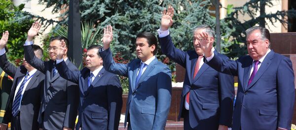 Анҷоми сафари давлатии Раиси Ҷумҳурии Мардумии Чин Си Ҷинпин дар Тоҷикистон Анҷоми сафари давлатии Раиси Ҷумҳурии Мардумии Чин Си Ҷинпин дар Тоҷикистон - Sputnik Тоҷикистон