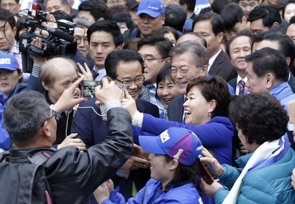 Кандидат в президенты Южной Кореи Мун Чжэ Ин во время селфи со сторонниками  - Sputnik Таджикистан