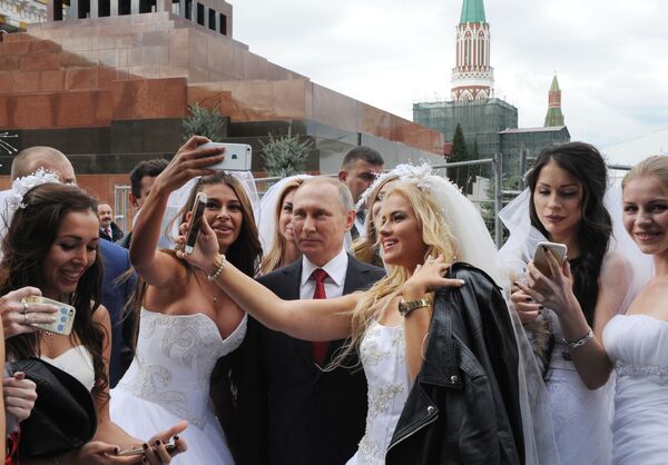  Президент РФ Владимир Путин на торжественной церемонии открытия Дня города на Красной площади в Москве - Sputnik Таджикистан