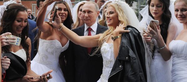  Президент РФ Владимир Путин на торжественной церемонии открытия Дня города на Красной площади в Москве - Sputnik Тоҷикистон