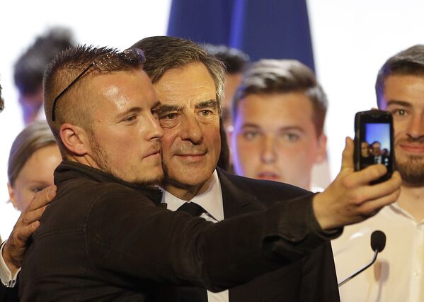 Кандидат в президенты Франции Франсуа Фийон делает селфи со сторонником после предвыборной встречи в Тулоне - Sputnik Таджикистан