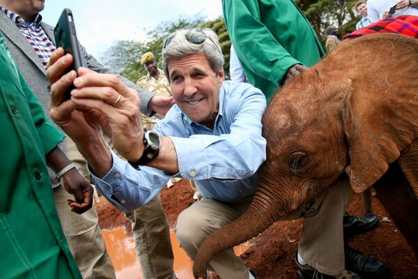 Госсекретарь США Джон Керри делает селфи со слоненком в Национальном парке Найроби - Sputnik Таджикистан