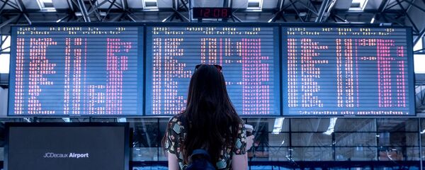 Девушка в аэропорту, архивное фото - Sputnik Таджикистан