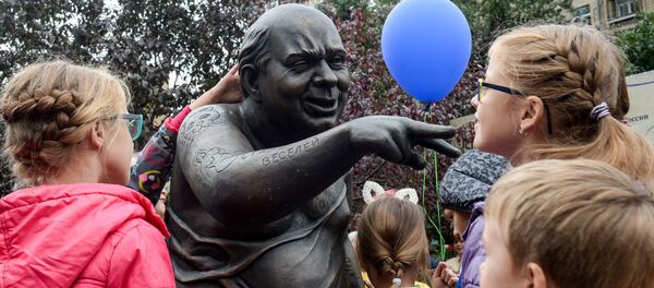 Открытие памятника Евгению Леонову Открытие памятника Евгению Леонову - Sputnik Таджикистан