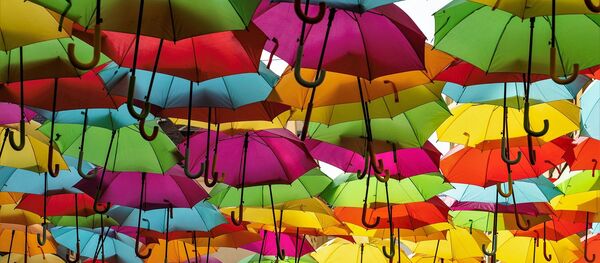 Инсталляция из цветных зонтов на улице - Sputnik Таджикистан