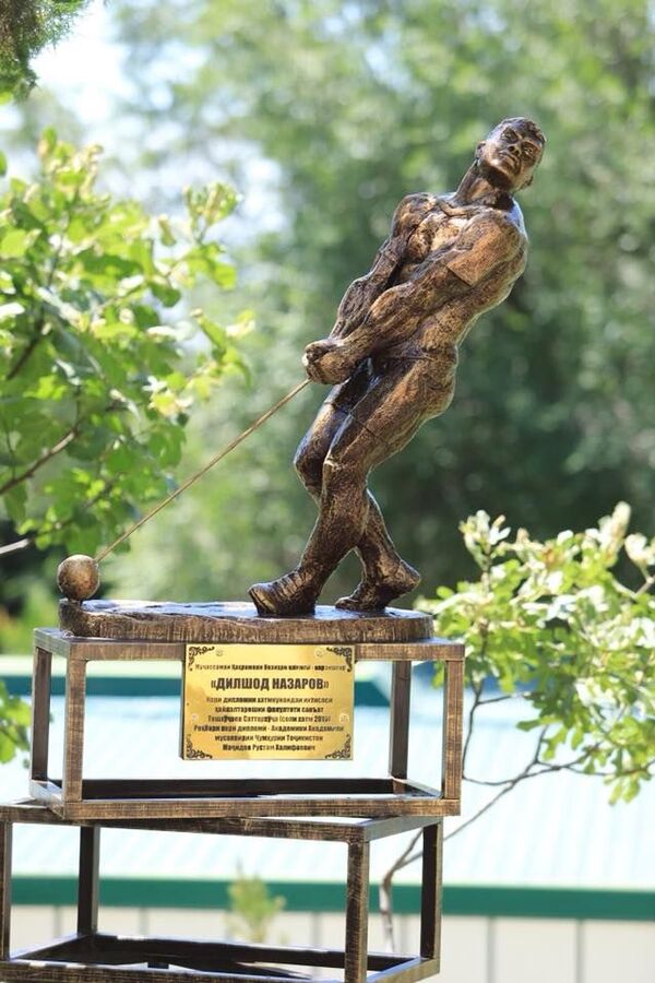 Чор донишҷӯ дар Хуҷанд ҳайкали Дилшод Назаровро тарошиданд - Sputnik Тоҷикистон