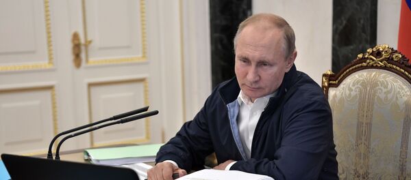 Президент РФ В. Путин провел совещание по подготовке Прямой линии с Владимиром Путиным - Sputnik Таджикистан
