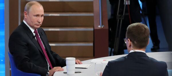 Прямая линия с президентом РФ Владимиром Путиным Прямая линия с президентом РФ Владимиром Путиным - Sputnik Тоҷикистон