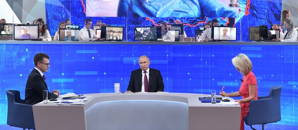 Прямая линия с президентом РФ Владимиром Путиным Прямая линия с президентом РФ Владимиром Путиным - Sputnik Таджикистан