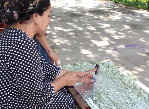 Зани сандуқсоз Муҳаббат: мероси падар хоҳӣ, касби падар омӯз - Sputnik Тоҷикистон