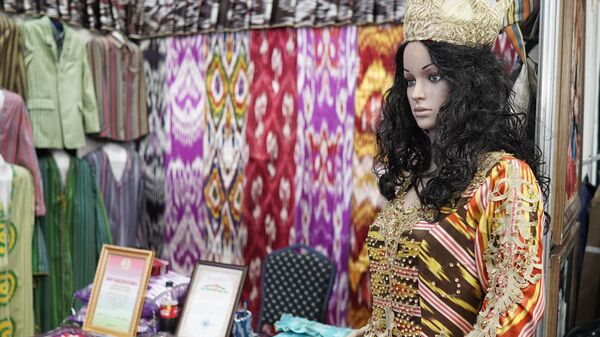 Таджикский текстиль на выставке Сугд - Sputnik Тоҷикистон