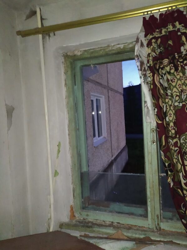 Муҳоҷири тоҷик навзоди семоҳаро, ки марди маст аз тиреза ҳаво дод, қапид - акс - Sputnik Тоҷикистон