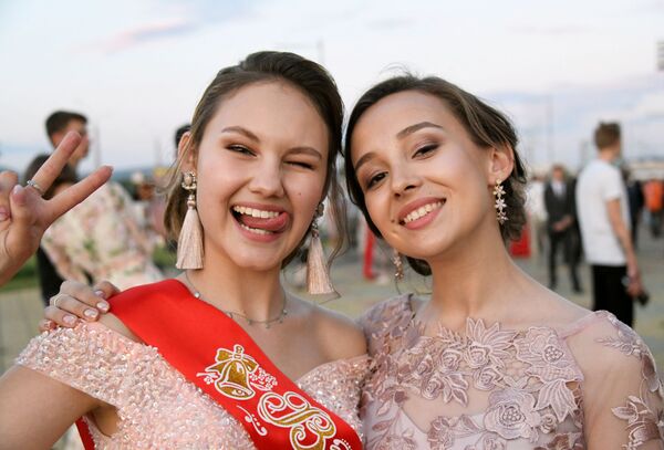 Празднование школьного выпускного в Чите - Sputnik Таджикистан