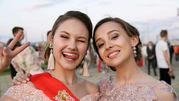 Празднование школьного выпускного в Чите - Sputnik Таджикистан