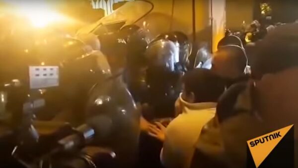 Полиция применила спецсредства против митингующих в Тбилиси - Sputnik Таджикистан