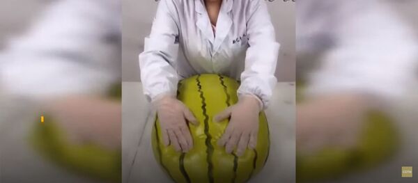 Талантливо! Китаянка нашла необычный способ продавать выпечку — видео Талантливо! Китаянка нашла необычный способ продавать выпечку — видео - Sputnik Таджикистан