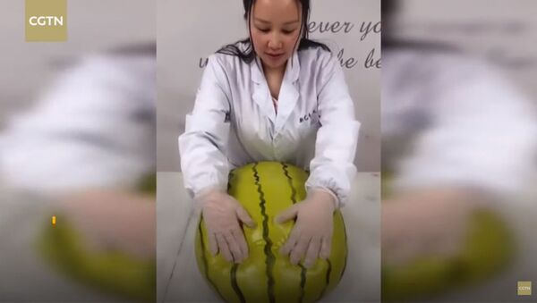 Талантливо! Китаянка нашла необычный способ продавать выпечку — видео - Sputnik Тоҷикистон