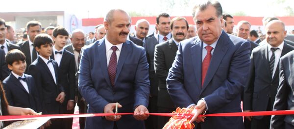 Эмомалӣ Раҳмон, раисиҷумҳури Тоҷикистон ва Аваз Кабиров, соҳибкор ҳангоми ифтироҳи корхона дар ноҳияи Восеъ - Sputnik Тоҷикистон