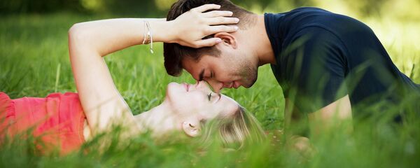 Влюбленная пара в парке - Sputnik Таджикистан