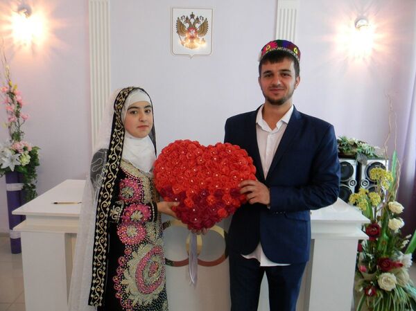 Зан тоҷик бошаду либос - миллӣ: тӯйи Қамаров бо чакан дар САҲШ-и Русия - акс - Sputnik Тоҷикистон