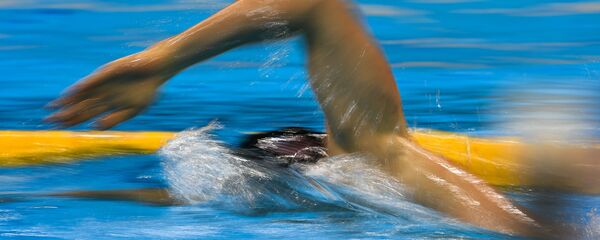 Пловец на разминке перед началом соревнований по плаванию - Sputnik Таджикистан