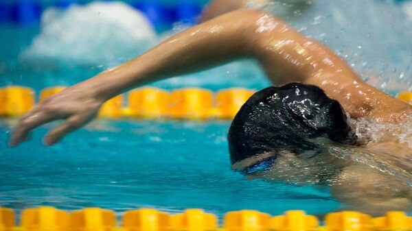 Пловец в финальном заплыве на дистанции 200 метров вольным стилем  - Sputnik Тоҷикистон