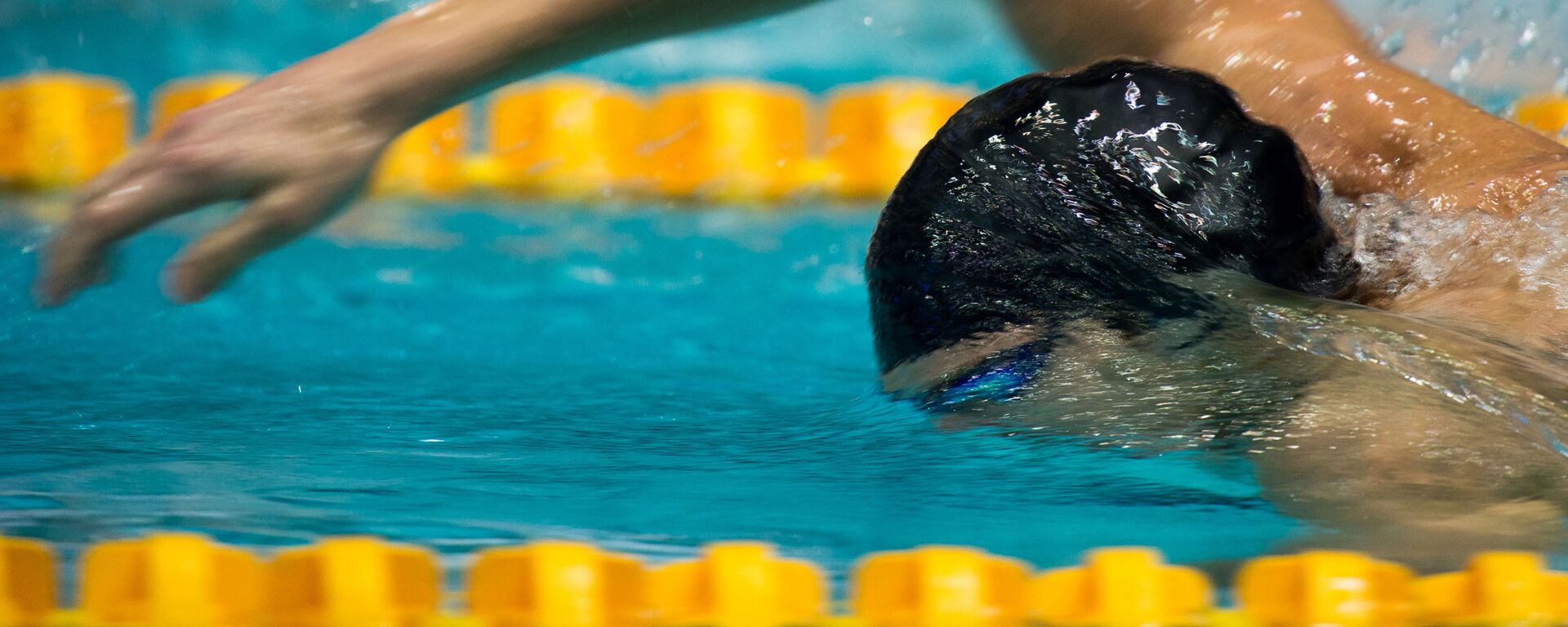 Пловец в финальном заплыве на дистанции 200 метров вольным стилем  - Sputnik Тоҷикистон, 1920, 30.07.2021