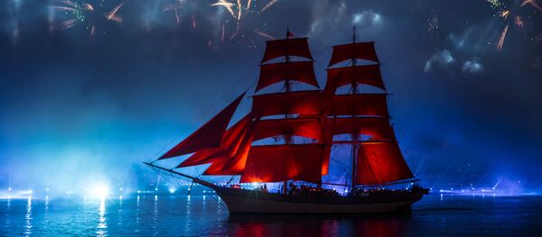 Праздник выпускников Алые паруса в Санкт-Петербурге - Sputnik Таджикистан