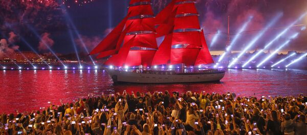 Бриг Россия под алыми парусами на празднике выпускников “Алые паруса” в Санкт-Петербурге - Sputnik Таджикистан