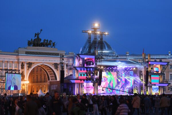 Концерт на Дворцовой площади в рамках праздника выпускников Алые паруса в Санкт-Петербурге - Sputnik Таджикистан