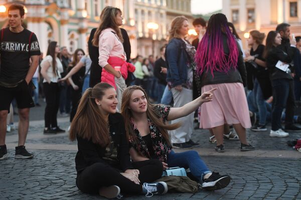 Девушки на Дворцовой площади во время концерта в рамках праздника выпускников Алые паруса в Санкт-Петербурге - Sputnik Таджикистан