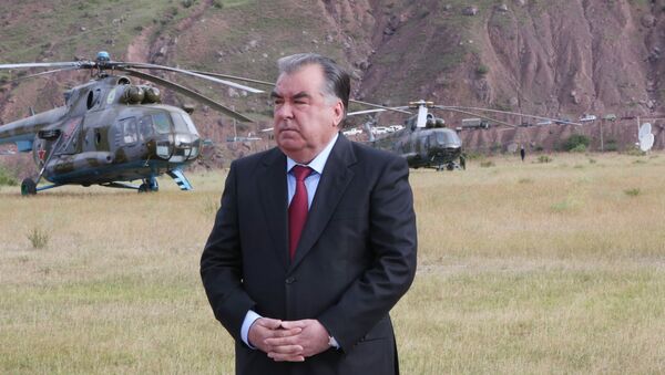 Эмомали Рахмон прибыл с рабочим визитом в Раштский район - Sputnik Таджикистан