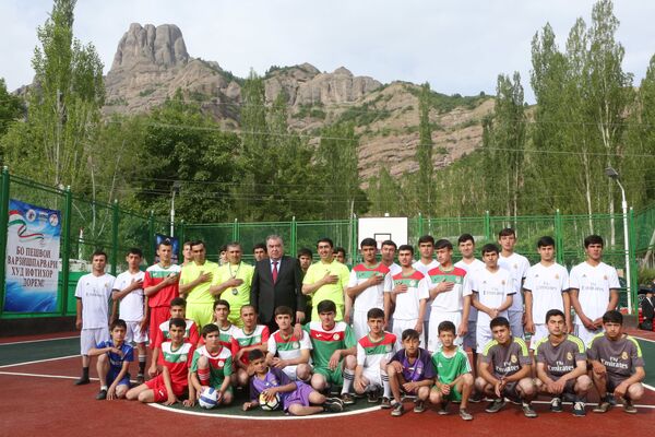 Эмомали Рахмон открыл спортивную площадку - Sputnik Таджикистан