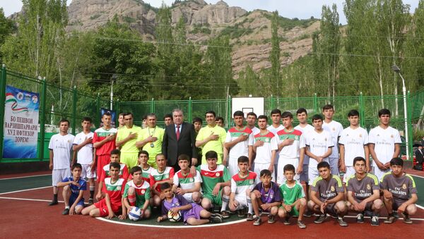 Эмомали Рахмон открыл спортивную площадку - Sputnik Таджикистан