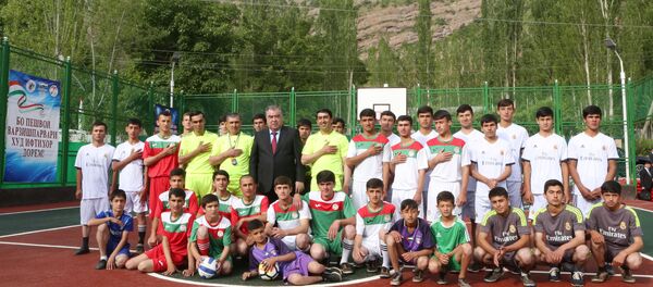 Эмомали Рахмон открыл спортивную площадку - Sputnik Таджикистан