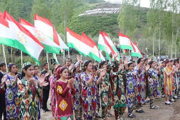 Жители Раштского района приветствуют президента Таджикистана - Sputnik Таджикистан