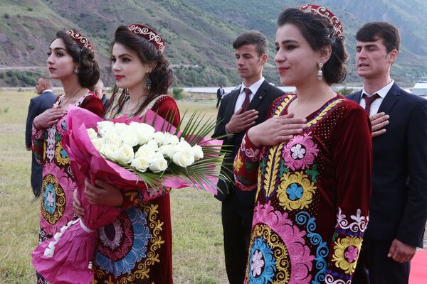 Жители Раштского района приветствуют президента Таджикистана - Sputnik Тоҷикистон