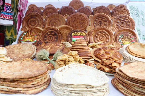 Эмомалӣ Раҳмон гуфт ба духтарони ҷавон нонпазиро омӯзонед - Sputnik Тоҷикистон