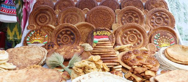 Лепешки, испеченные к празднованию Дня национального единства Лепешки, испеченные к празднованию Дня национального единства - Sputnik Тоҷикистон