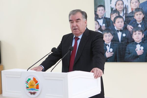 Президент Таджикистана Эмомали Рахмон на открытии спортшколы в Раштском районе - Sputnik Тоҷикистон