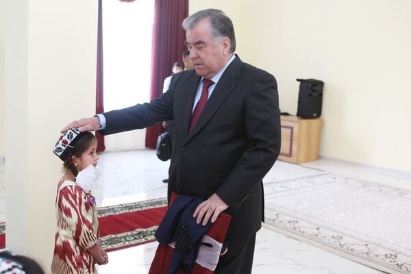 Эмомали Рахмон вручил праздничные подарки сиротам - Sputnik Таджикистан