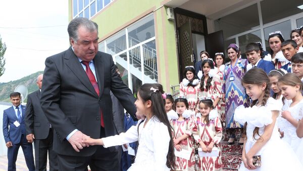 Эмомали Рахмон вручил праздничные подарки сиротам - Sputnik Таджикистан